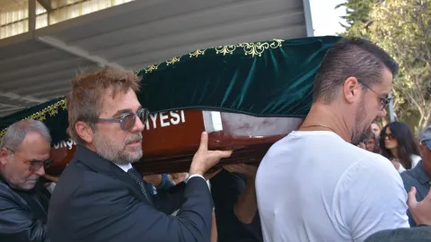 Engin Altan Düzyatan'ın babası son yolculuğuna uğurladı