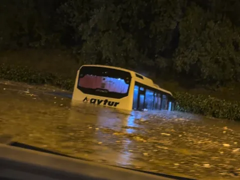 İstanbul'da dereler taştı, yollar göle döndü - fotoğraf 4