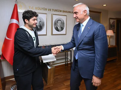 Taşımalı eğitimden Hacettepe Tıp’a uzanan başarı: Bakan Ersoy genç öğrenciyi ağırladı - fotoğraf 1