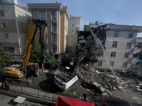 İstanbul'da 7 katlı bina kısmen çöktü: 3 kişi aranıyor - fotoğraf 3