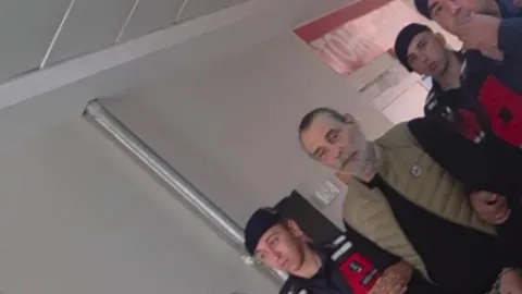 Erdal Beşikçioğlu'nu vatandaş görüntüledi: Hastanedeki bitkin hali dikkat çekti