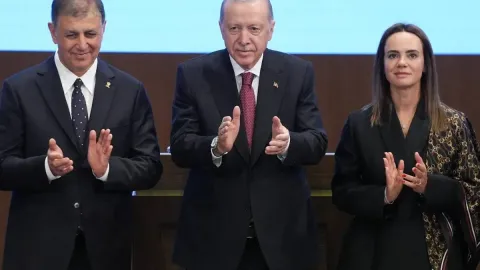 Erdoğan Cemil Tugay'ın eşini neden sahneye çıkardı?
