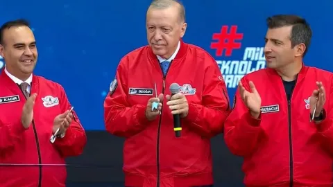 Erdoğan istedi bakan 'roket' türküsü açtı