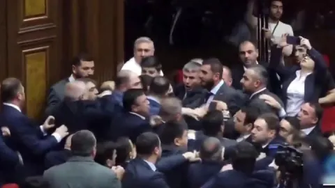 Ermenistan Meclisi’nde yumruklar konuştu