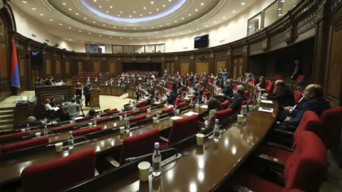 Ermenistan parlamentosunda yumruk yumruğa kavga