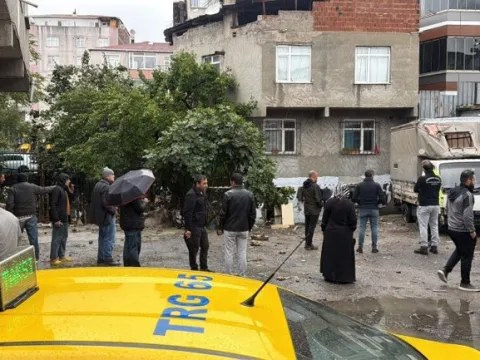 İstanbul'da bodrum katta can pazarı: Su basan dairede mahsur kalan vatandaş kurtarıldı - fotoğraf 3
