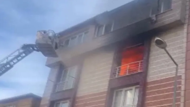 Esenyurt'ta alevlerin sardığı binada can pazarı: 1'i bebek 5 kişi böyle kurtarıldı