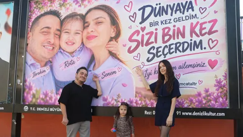 Eşine ve kızına olan sevgisini kentin billboardlarına taşıdı: Dünyaya bir kez gelsem sizi bin kez seçerdim