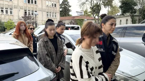 Eşiyle ilişki yaşadığını iddia ettiği kadını, 2 kardeşiyle birlikte hastanelik etti