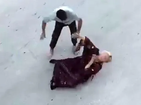 Sokaktaki feryatlar yürekleri parçaladı... Kadına şiddet kamerada! - fotoğraf 2