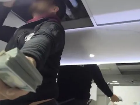 Tavan arasından balya balya para çıktı! İstanbul merkezli 3 ilde FETÖ operasyonu: 10 gözaltı - fotoğraf 2