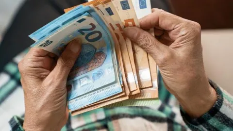 Euro dolar karşısında geriliyor! Avrupa'da borç ve siyasi belirsizlik baskısı