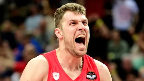 Euroleague'de 6. haftanın MVP'si Sasha Vezenkov