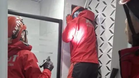 Ev sahibini şaşırtan misafir: Havalandırmaya sıkışan kukumav böyle kurtarıldı