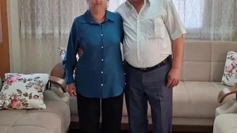 Evde boğazından bıçaklanan 63 yaşındaki adam hayatını kaybetti: Eşi gözaltına alındı