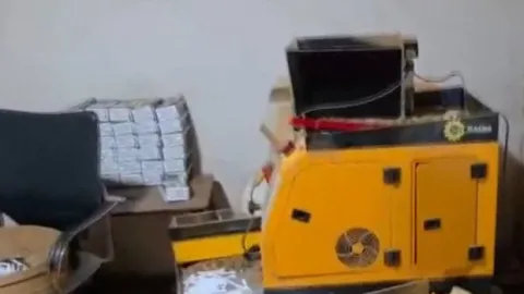 Evi fabrikaya çevirmişler: 120 bin dolu makaron ve tütün fırını ele geçirildi
