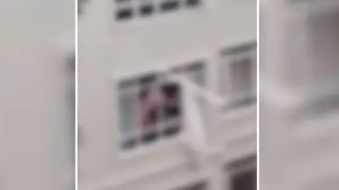 Evinde çıplak dolaşan adam mahalleliyle kavga etti: Penceredeki adama odun fırlattılar