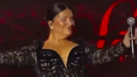 Evlenmekten vazgeçtiği iddia edilmişti: Sibel Can'ın sahne şovu gündem oldu