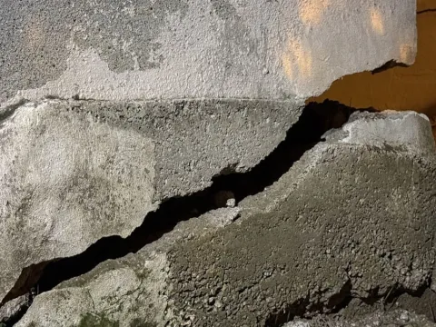 Çatlaklar oluşan 3 katlı bina tahliye edildi - fotoğraf 2