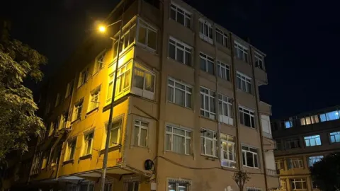Eyüpsultan’da 5 katlı riskli bina tahliye edilerek mühürlendi