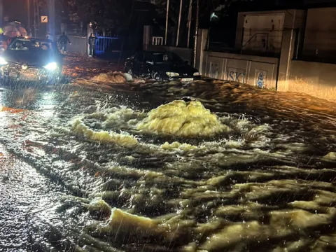 İstanbul'u sağanak vurdu: Yollar göle döndü, araçlar suya gömüldü - fotoğraf 3