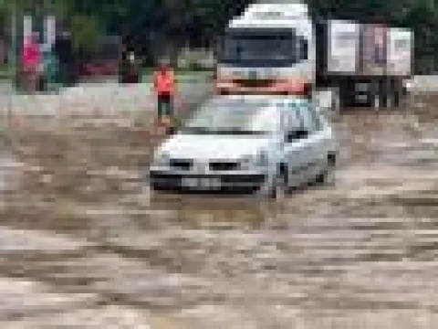 Mersin'i sağanak vurdu; Yollar göle döndü - fotoğraf 5