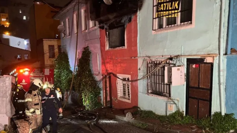 Fatih’te 2 katlı bina alev alev yandı: 1 ölü