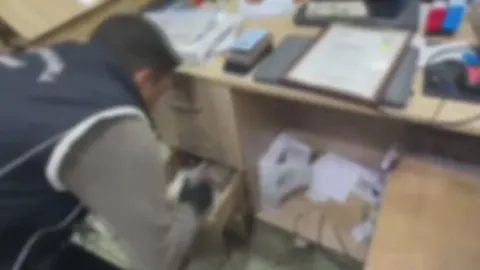 Fatih’te göçmen kaçakçılığı ve resmi belgede sahtecilik operasyonu: 2 tutuklama