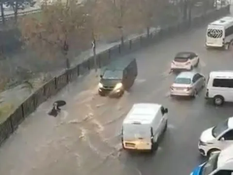 Yollar göle döndü, kadın suya kapıldı! - fotoğraf 1