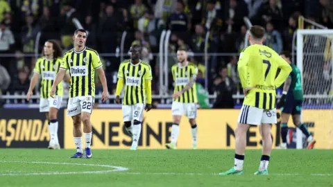 F.Bahçe Kadıköy'de yıkıldı!