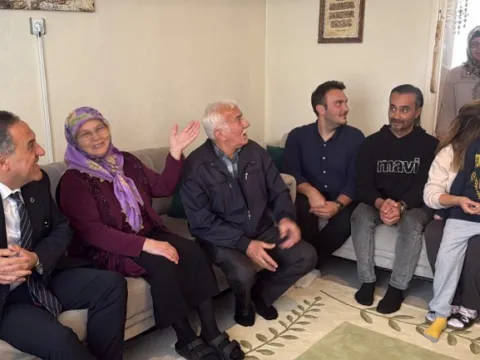 Yalova'da sağanakta tıkanan mazgalı bastonuyla açmıştı: Vali Usta'dan Remziye Kurşun'a teşekkür ziyareti - fotoğraf 3