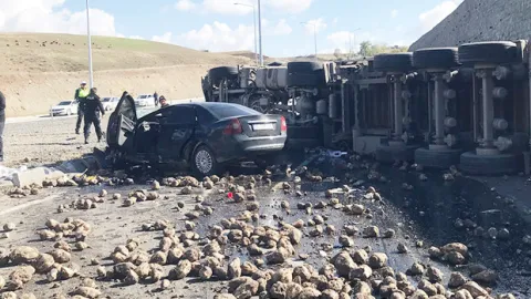 Feci kaza! Otomobil TIR ile çarpıştı: 4 ölü