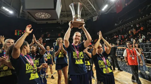 Fenerbahçe kupasını kaldırdı