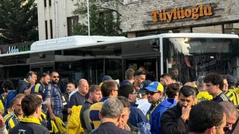 Fenerbahçe taraftarları, Galatasaray derbisi için toplandı