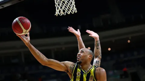 Fenerbahçe Tarfin'e evinde Petkimspor engeli!
