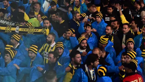 Fenerbahçeli taraftarlar, Galatasaray-Fenerbahçe derbisi için stada vardı
