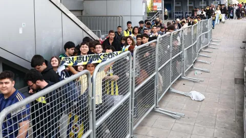 Fenerbahçeli yıldız için yüzlerce metrelik kuyruklar oluştu, kulüpten açıklama geldi