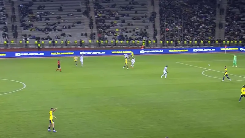 Fenerbahçe'nin hazırlık maçında saha bir anda karıştı! Kırmızı karta rağmen 11'e 11 devam etti