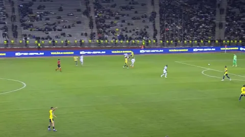 Fenerbahçe'nin hazırlık maçında saha bir anda karıştı! Kırmızı karta rağmen 11'e 11 devam etti