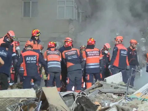 İstanbul'da çöken binada ölü sayısı 5'e yükseldi - fotoğraf 1