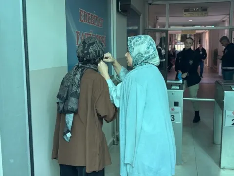 KPSS'de dikkat çeken anlar! Sınavın başlamasına 1 dakika kala fark edildi: Çıkarmayı unutup geldi, görevliler yardım etti - fotoğraf 5
