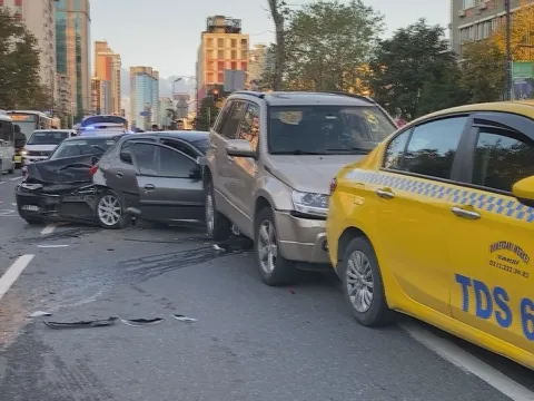 Beşiktaş’ta 5 araç birbirine girdi, 2 kişi yaralandı - fotoğraf 1