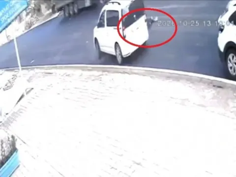 Park halindeki araçtan iniyordu: Otomobilin çocuğa çarptığı anlar kamerada - fotoğraf 4