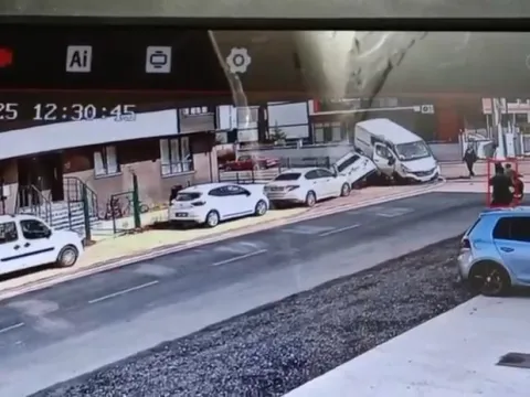 Düzce’de otomobil ile minibüs çarpıştı: Araçlar park halindeki otomobile çarparak durdu - fotoğraf 1