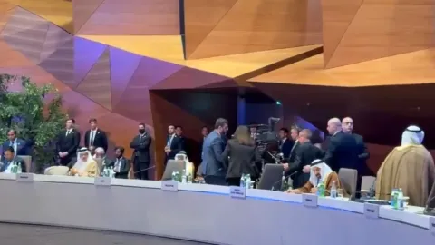 Fidan ve Türk heyetinden protesto: Azerbaycan'da masa aniden boşaldı