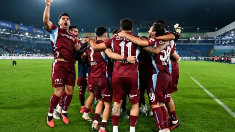 Fırtına 16 yıldır böyle esmedi: Önüne geleni deviriyor