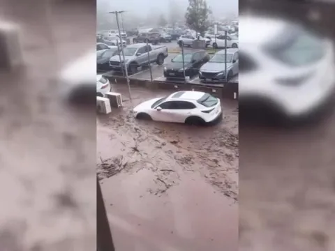 Şili’de sel felaketi: Yağış dokuz katına çıktı, araçlar sürüklendi, binlerce kişi tahliye edildi - fotoğraf 6