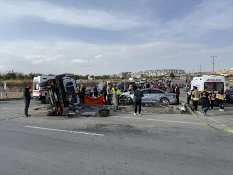 MHP Milletvekili Karakoç'un bulunduğu konvoy kaza yaptı: 1 ölü, 7 yaralı - fotoğraf 1