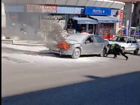 Sınav heyecanı yaşayan gencin başına talihsiz olay: Park halindeki otomobili alev alev yandı - fotoğraf 3