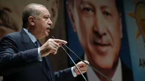 Fon krizi anketlere yansıdı! Yeni Parti MYK'da gündeme geldi: AKP'de 6 puanlık kayıp